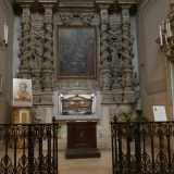 Sulla sinistra due cappelle comunicanti custodiscono reliquie di don Tonino Bello, ex vescovo locale e San Corrado di Baviera, patrono della citt�